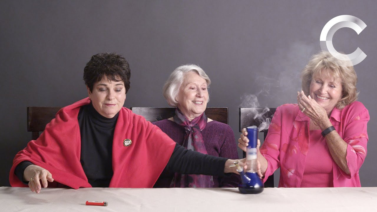 Katso: Mummojen ensimmäinen kerta kannabiksella YouTubessa