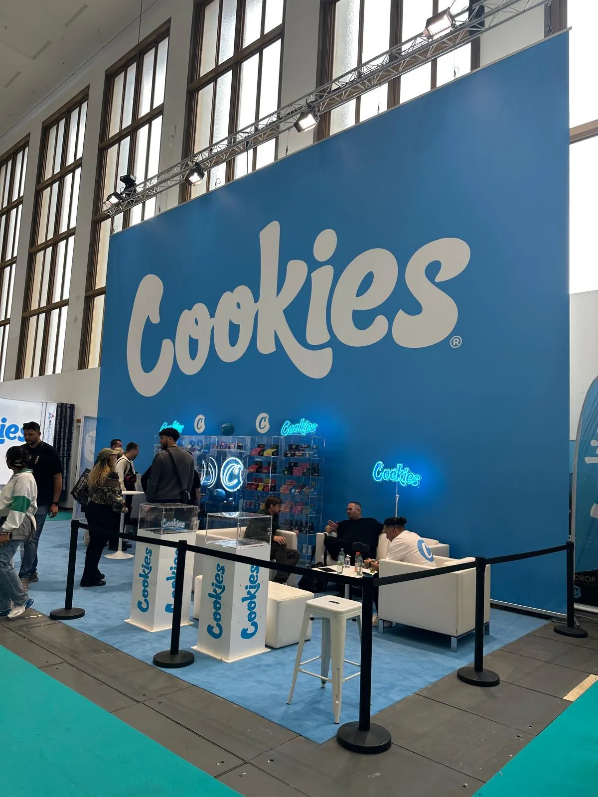 Cookies-osasto suurella sinisellä brändiseinällä ja loungella Mary Jane Berlin 2026 -tapahtumassa