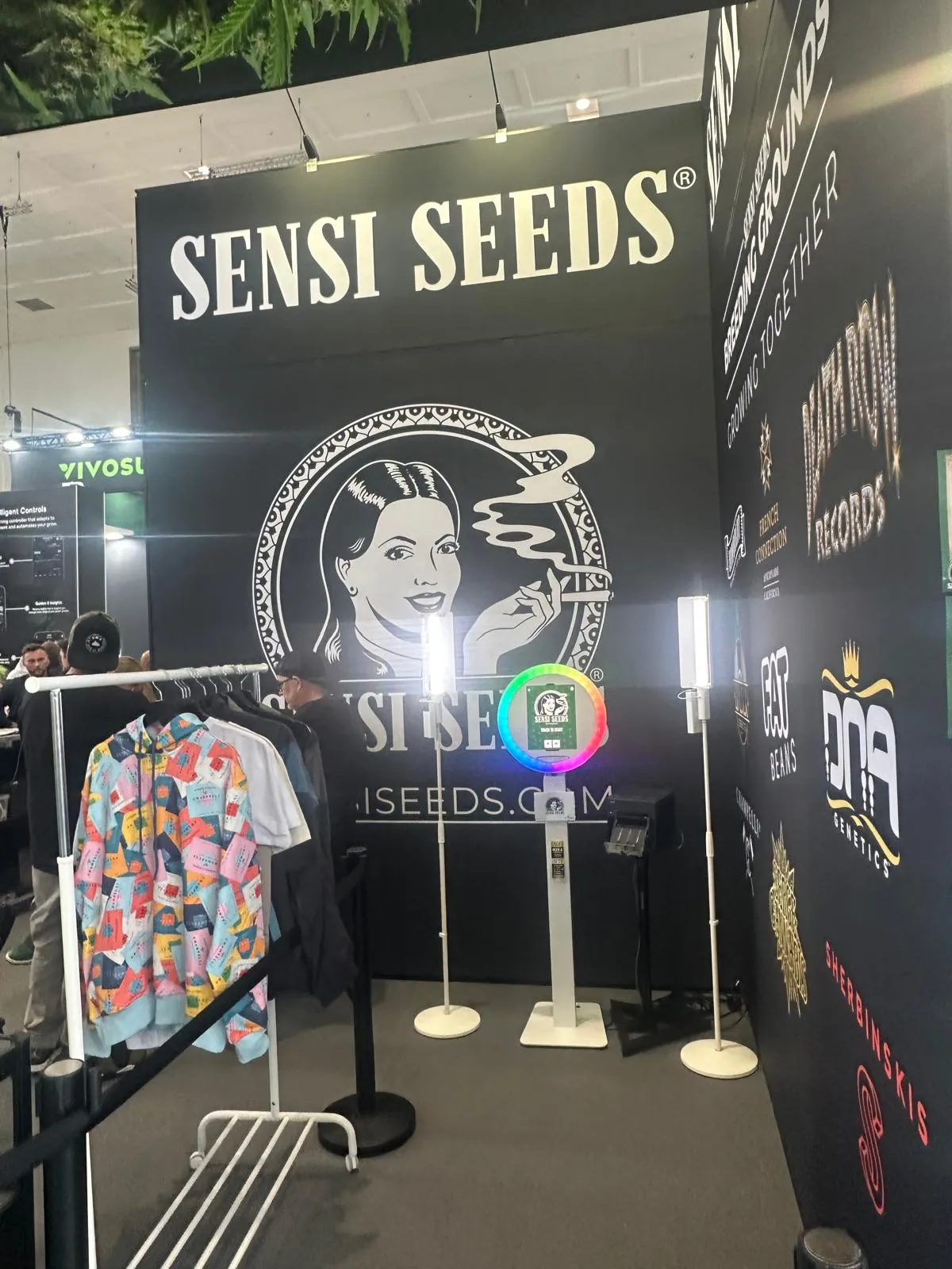 Sensi Seeds -osasto, jossa DNA Genetics- ja Sherbinskis-brändäystä Mary Jane Berlin 2026 -tapahtumassa