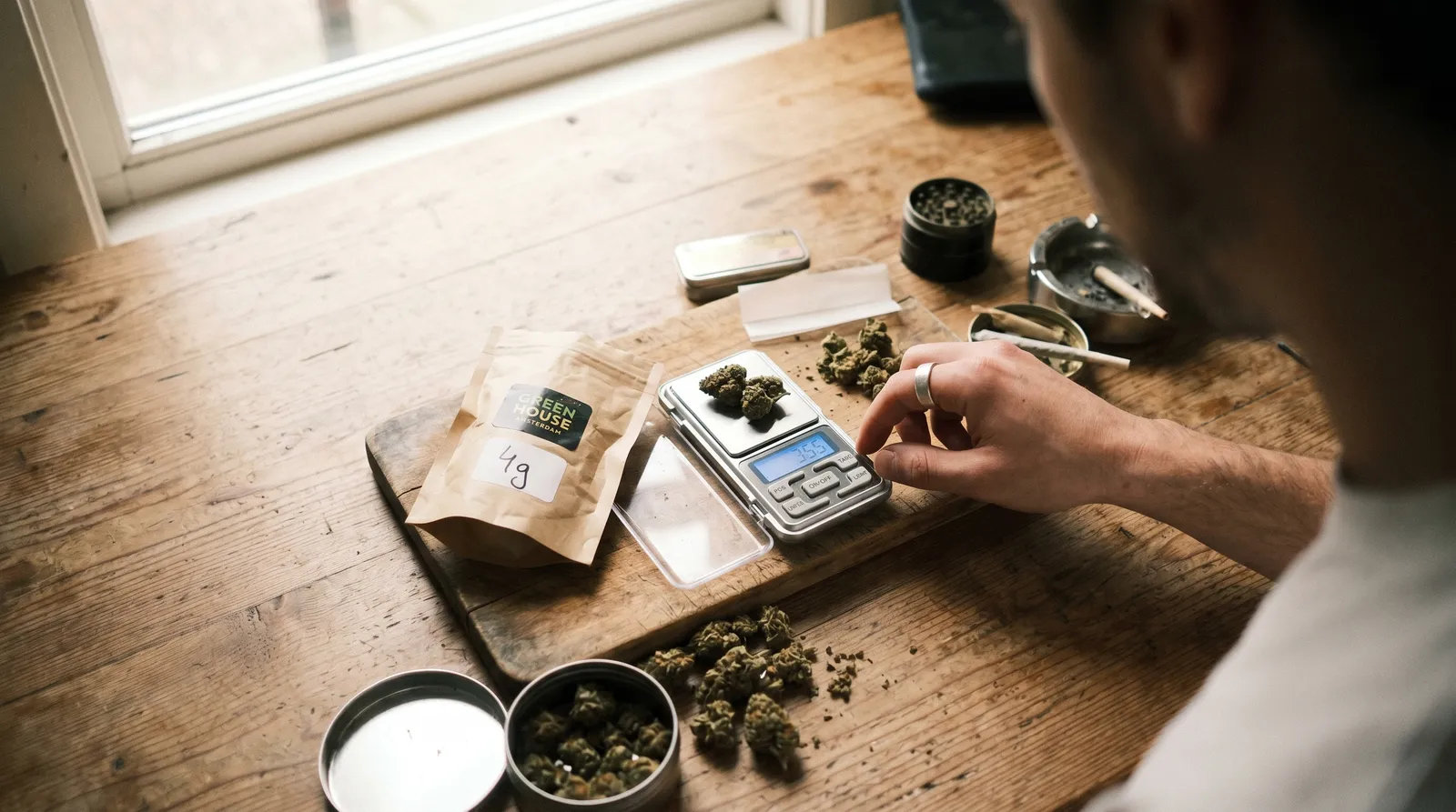 AZARIUS · Miksi Euroopassa kannabis punnitaan grammoissa
